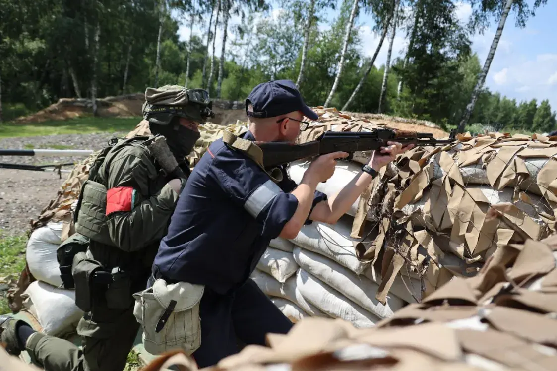 Пад Мінскам міліцыянераў вучылі фармаваць атрады "народнага апалчэння"