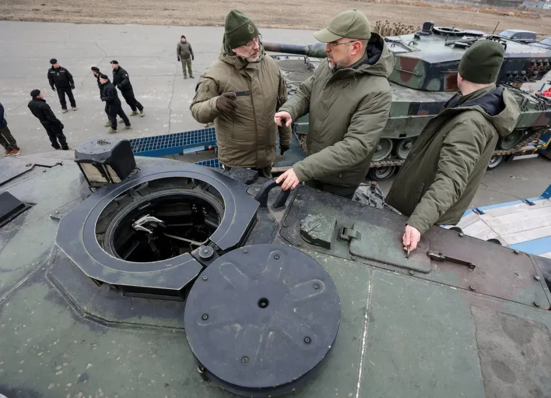 Прэм'еры Шмыгаль і Маравецкі сустрэлі танкі Leopard 2, якія прыбылі ва Украіну