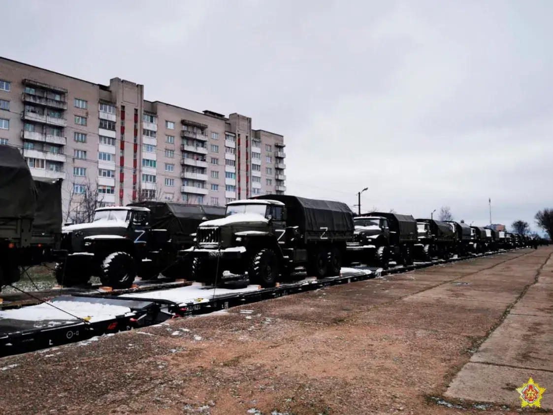 У Беларусь прыбылі чарговыя цягнікі з расійскай вайсковай тэхнікай