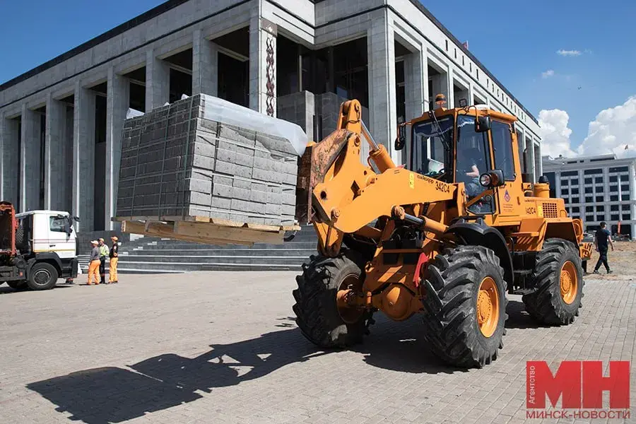 У Мінску на Кастрычніцкай плошчы прыбралі ўсю тратуарную плітку