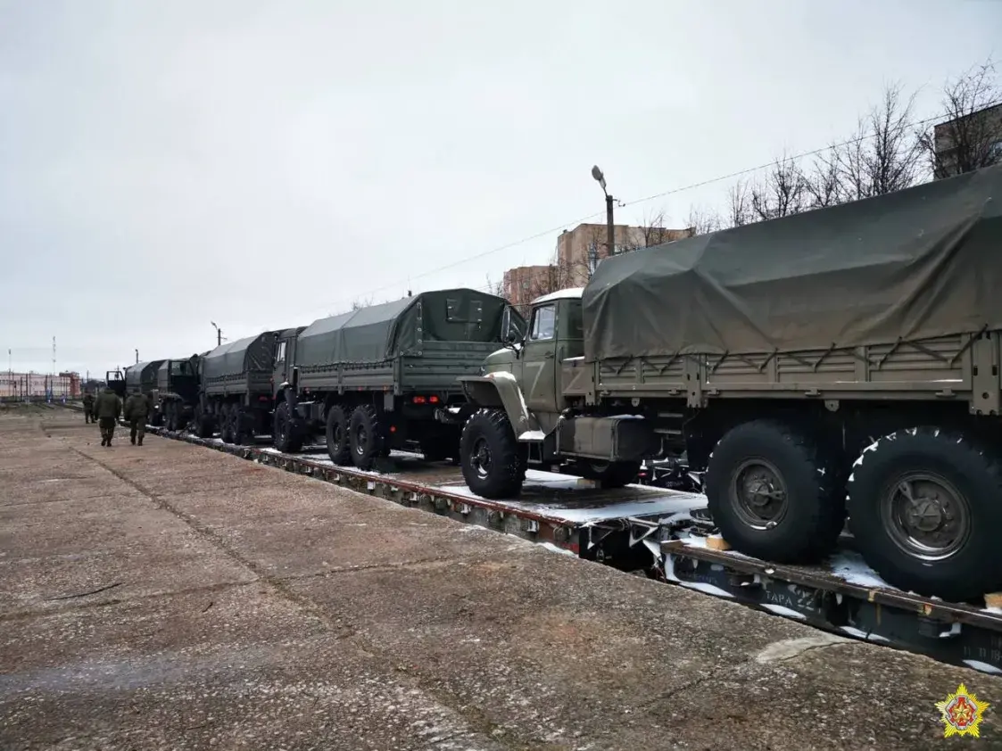 У Беларусь прыбылі чарговыя цягнікі з расійскай вайсковай тэхнікай