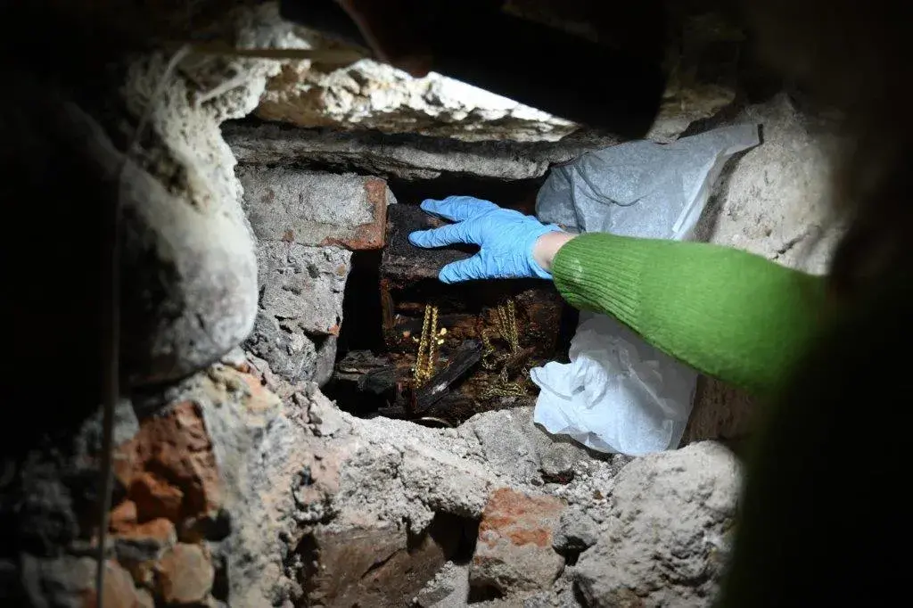 У Вільні ў Кафедральным саборы знайшлі таемнае сховішча з каралеўскімі рэгаліямі