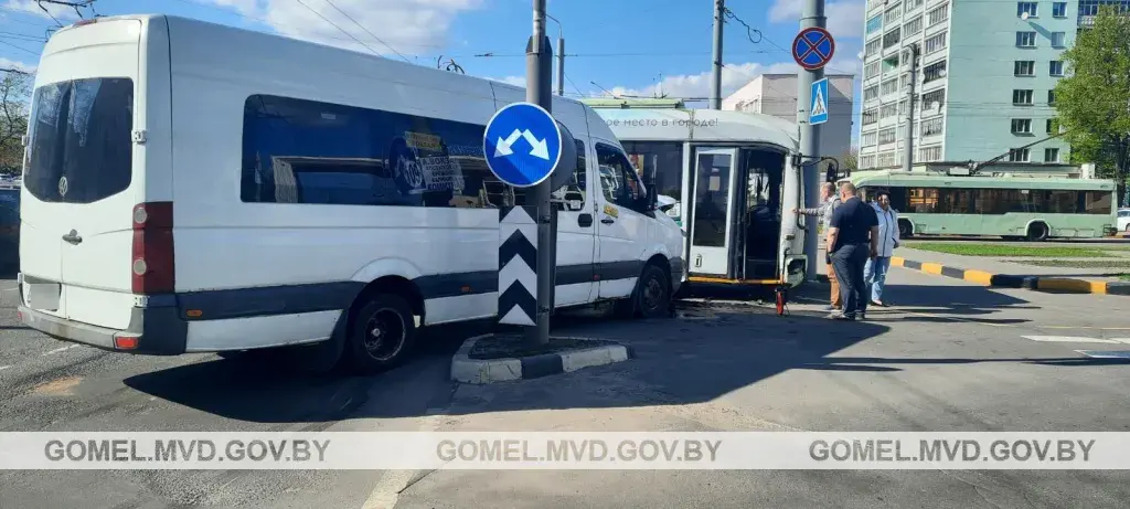 У Гомелі была аварыя з удзелам тралейбуса і маршруткі, ёсць пацярпелыя