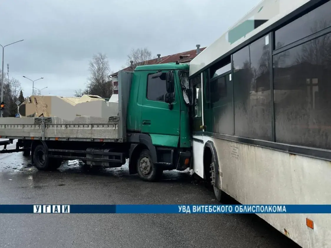 У Наваполацку грузавік МАЗ сутыкнуўся ў аўтобусам