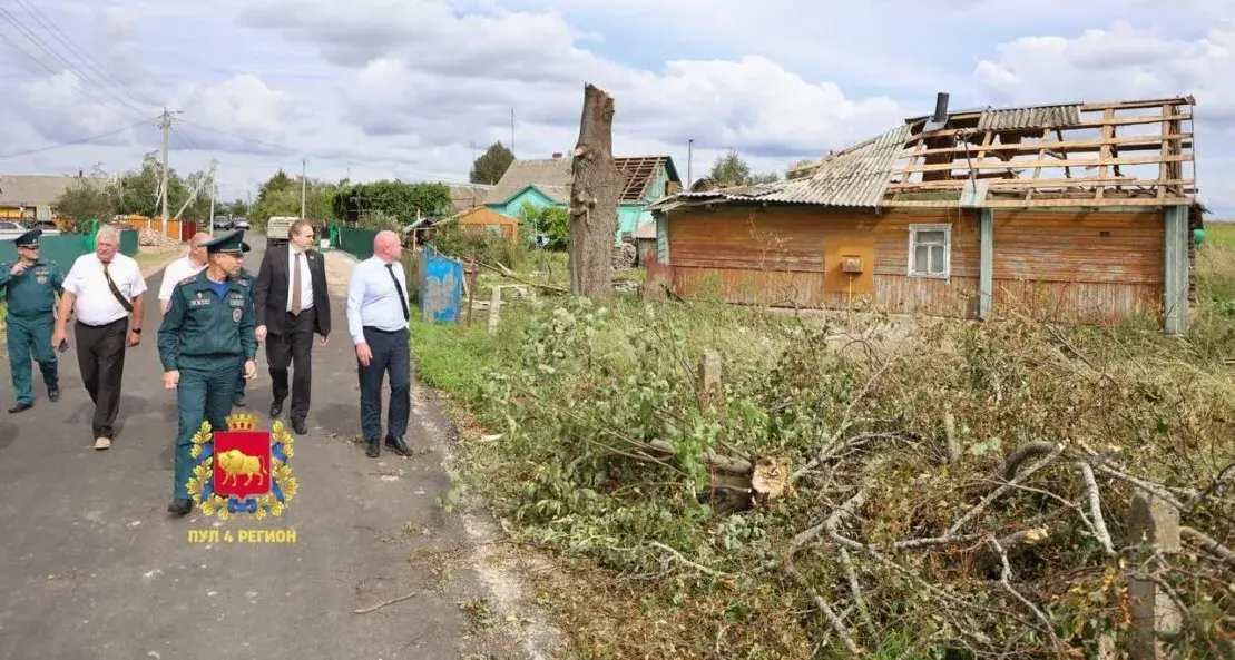 У Карэліцкім раёне ліквідуюць наступствы стыхіі: вецер зрываў дахі дамоў