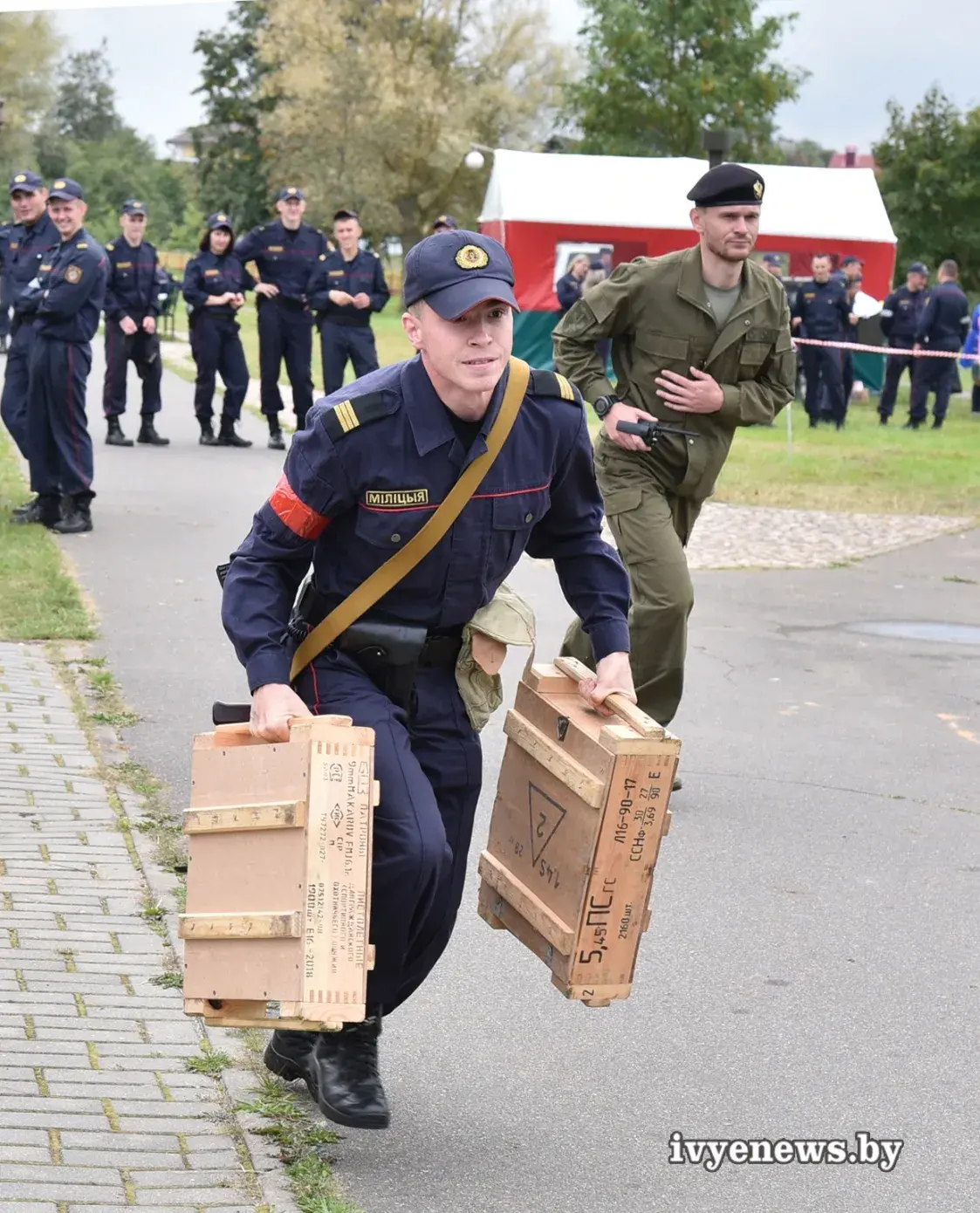 У Іўі міліцыянеры ўдзельнічалі ў эстафеце з дзіўнымі конкурсамі