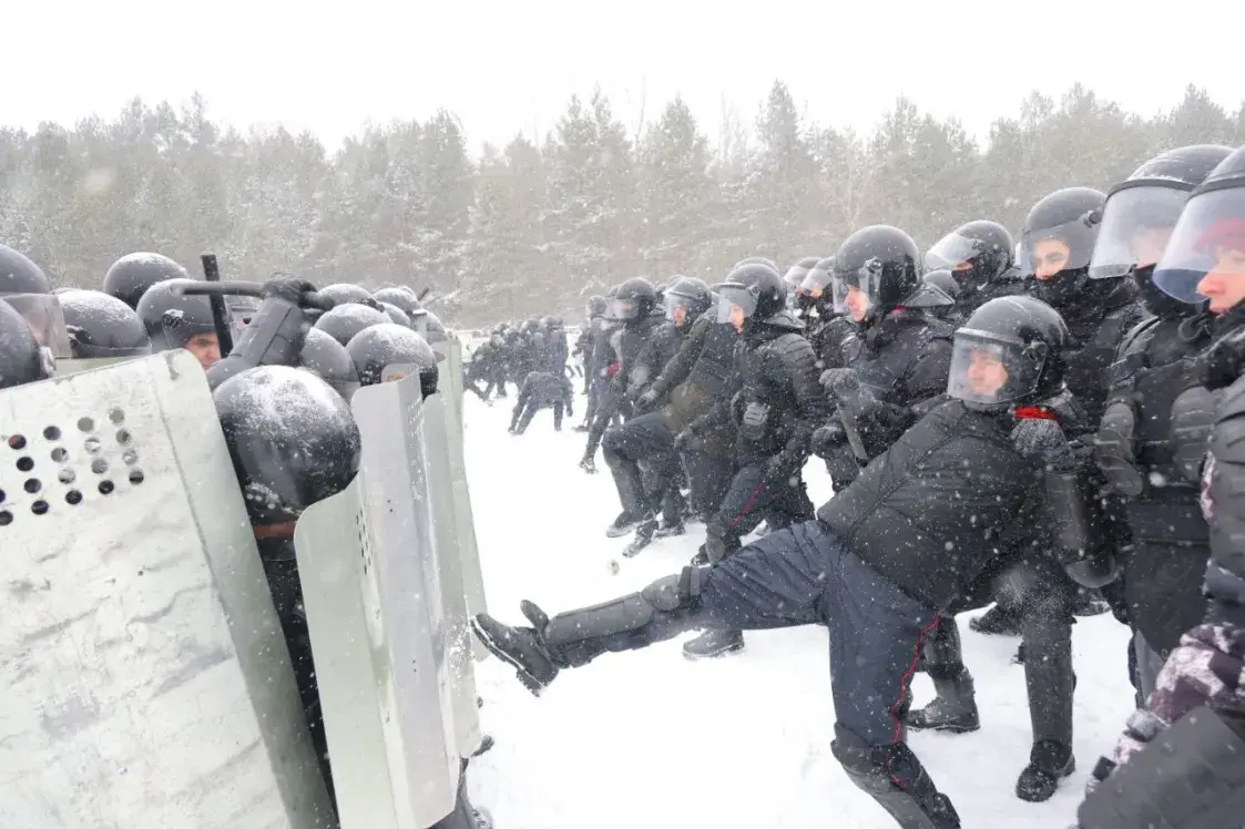 На аэрадроме на ўскраіне Мінска міліцыя адпрацоўвала разгон пратэстаў