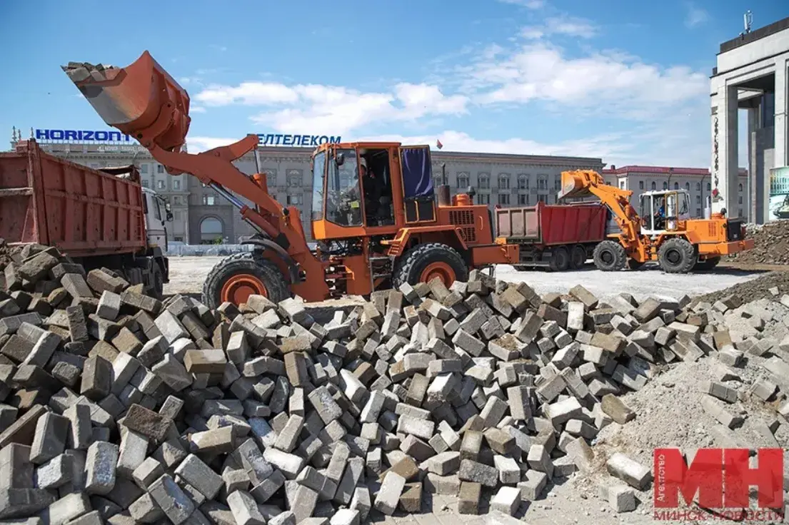 У Мінску на Кастрычніцкай плошчы прыбралі ўсю тратуарную плітку