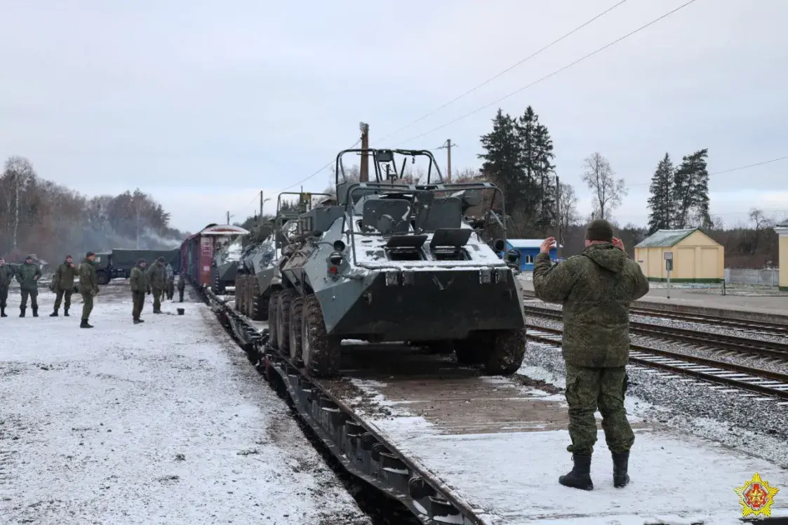 У Беларусь прыбылі чарговыя цягнікі з расійскай вайсковай тэхнікай