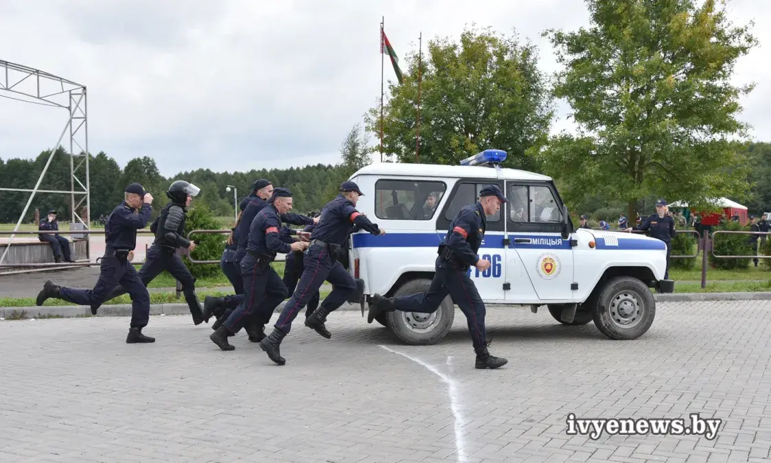 У Іўі міліцыянеры ўдзельнічалі ў эстафеце з дзіўнымі конкурсамі