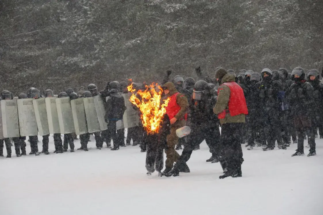 На аэрадроме на ўскраіне Мінска міліцыя адпрацоўвала разгон пратэстаў