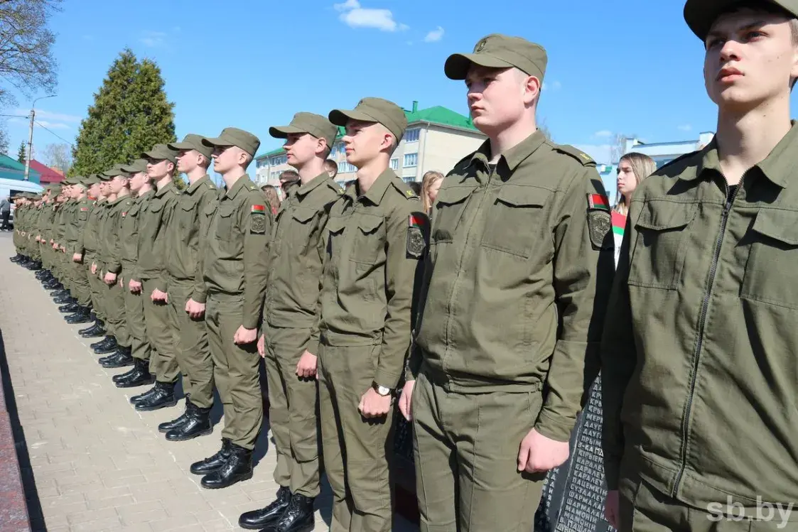 Прапагандыст Марзалюк пераконваў школьнікаў, што насіць форму — гэта не ганьба