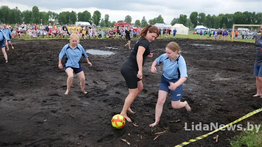У белорусов новый любимый вид спорта — болотный футбол