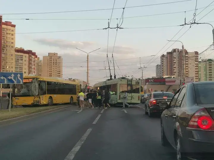 У Мінску ў аварыю трапілі аўтобус, тралейбус і легкавік, пацярпелі людзі