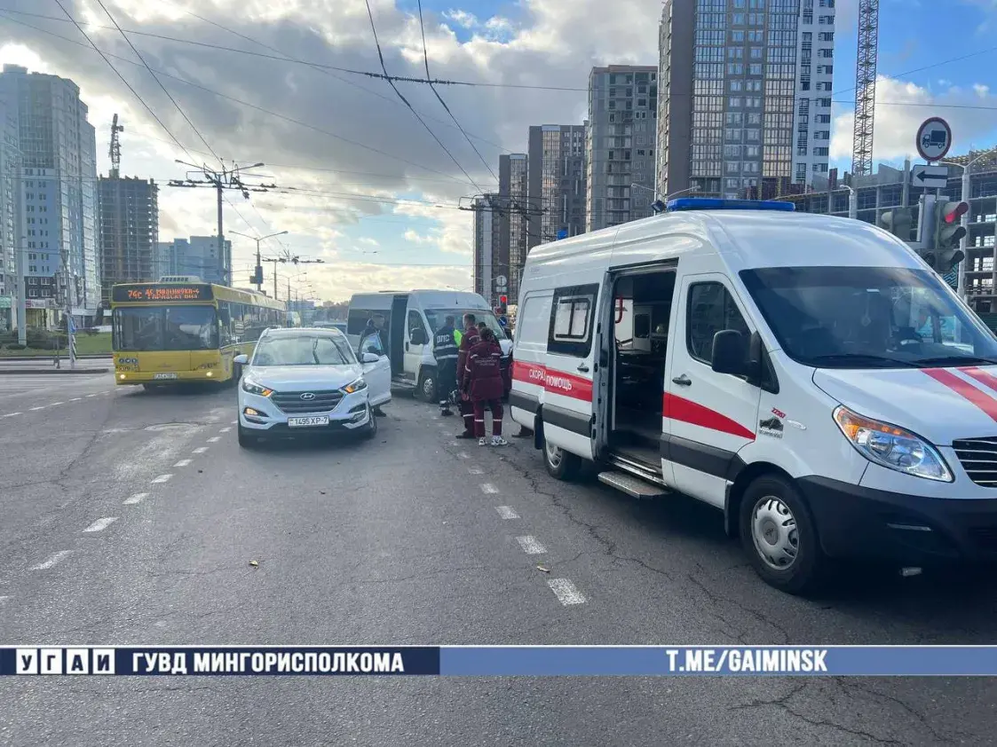 У сталіцы ў аварыю трапіла маршрутка, пяць пацярпелых