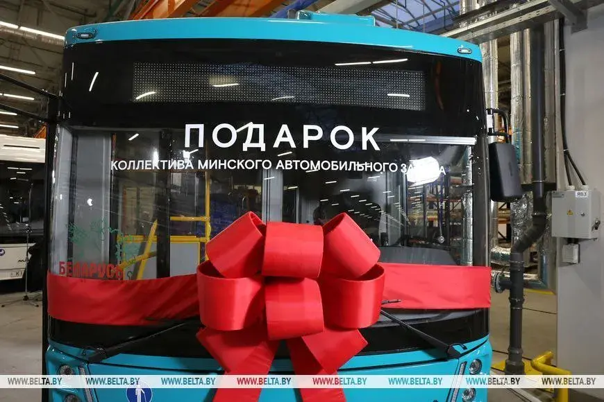 Лукашэнка прызнаўся, што ганарыцца аўтобусам МАЗ, і яму яго падарылі