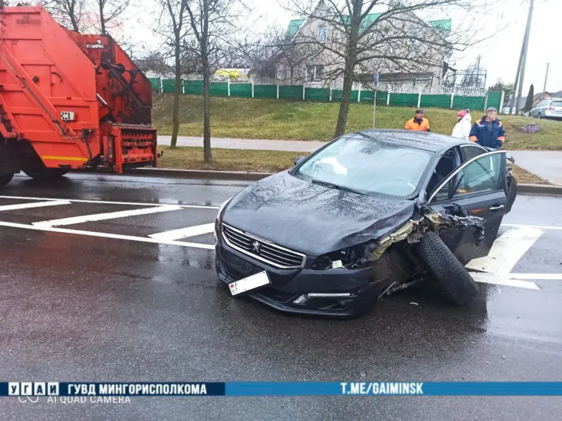 У Мінску Opel наляцеў на штучную канструкцыю з камянёў