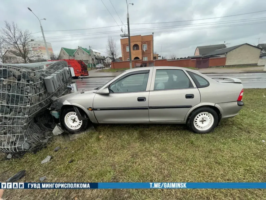 У Мінску Opel наляцеў на штучную канструкцыю з камянёў