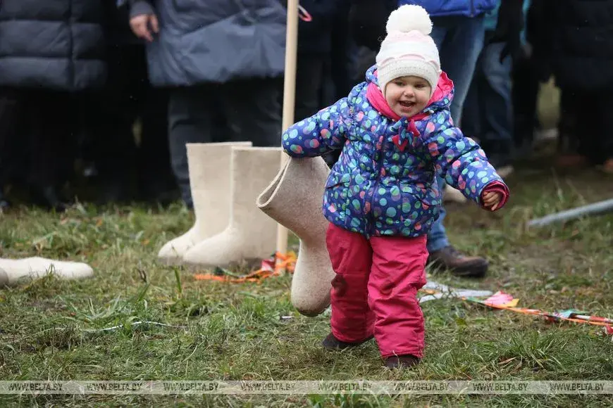 У Магілёве прайшоў "чэмпіянат па кіданні валёнка"