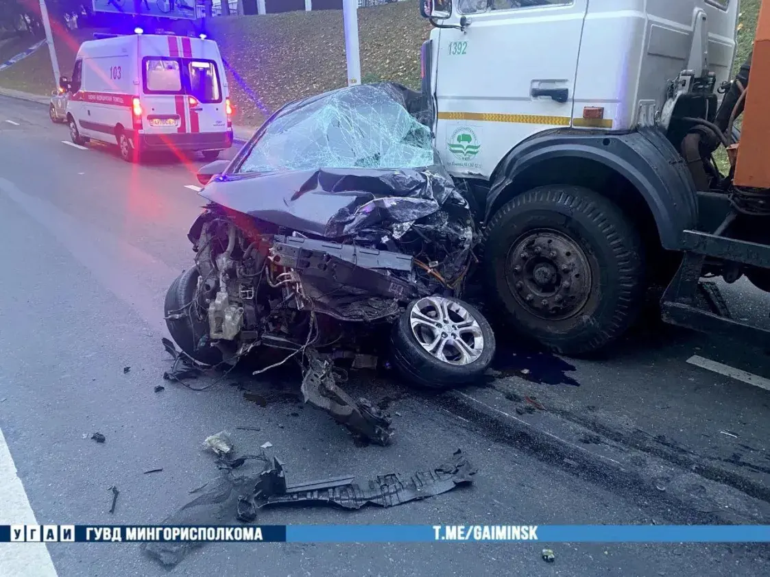 У Мінску электрамабіль трапіў пад смеццявоз