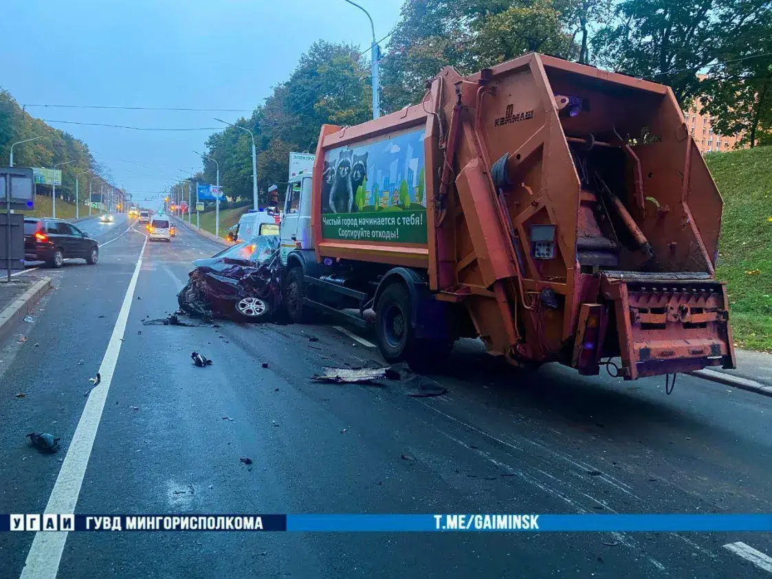 У Мінску электрамабіль трапіў пад смеццявоз