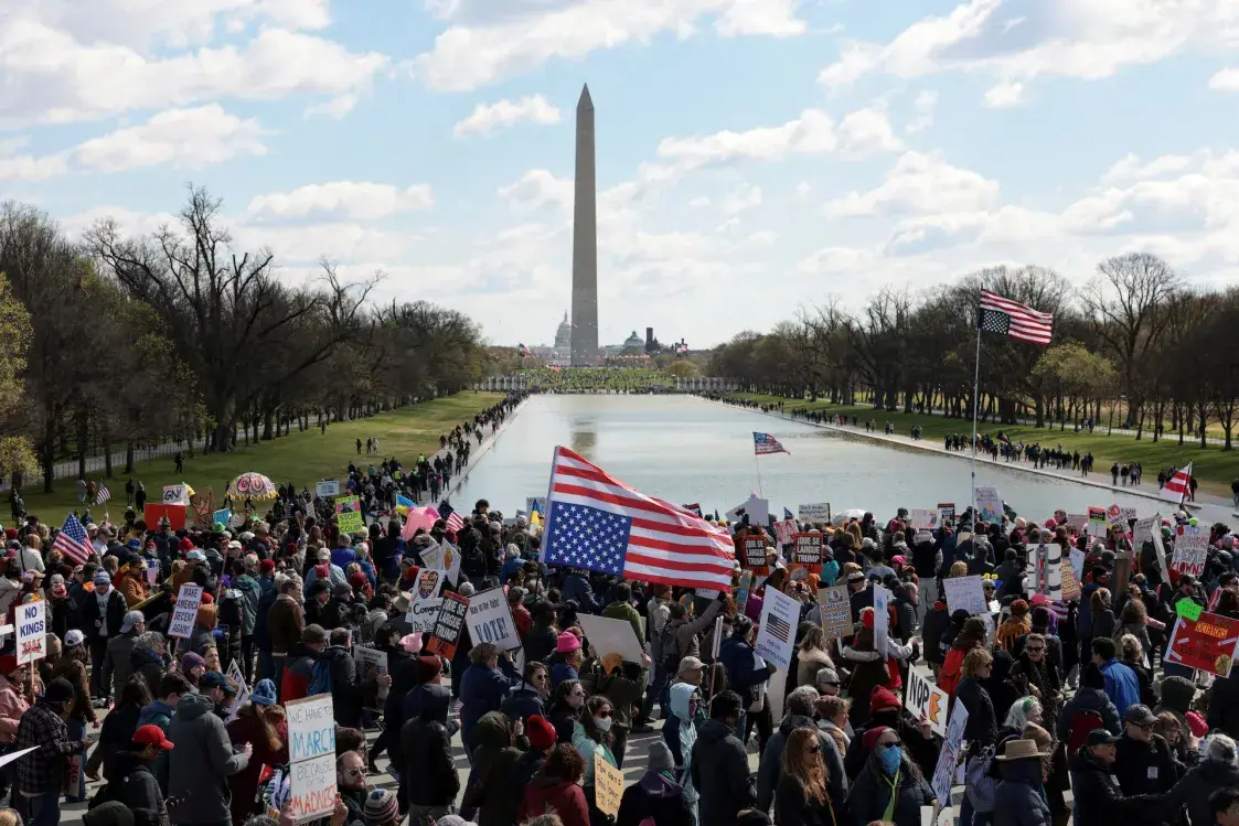 В США прошли многотысячные митинги против Дональда Трампа