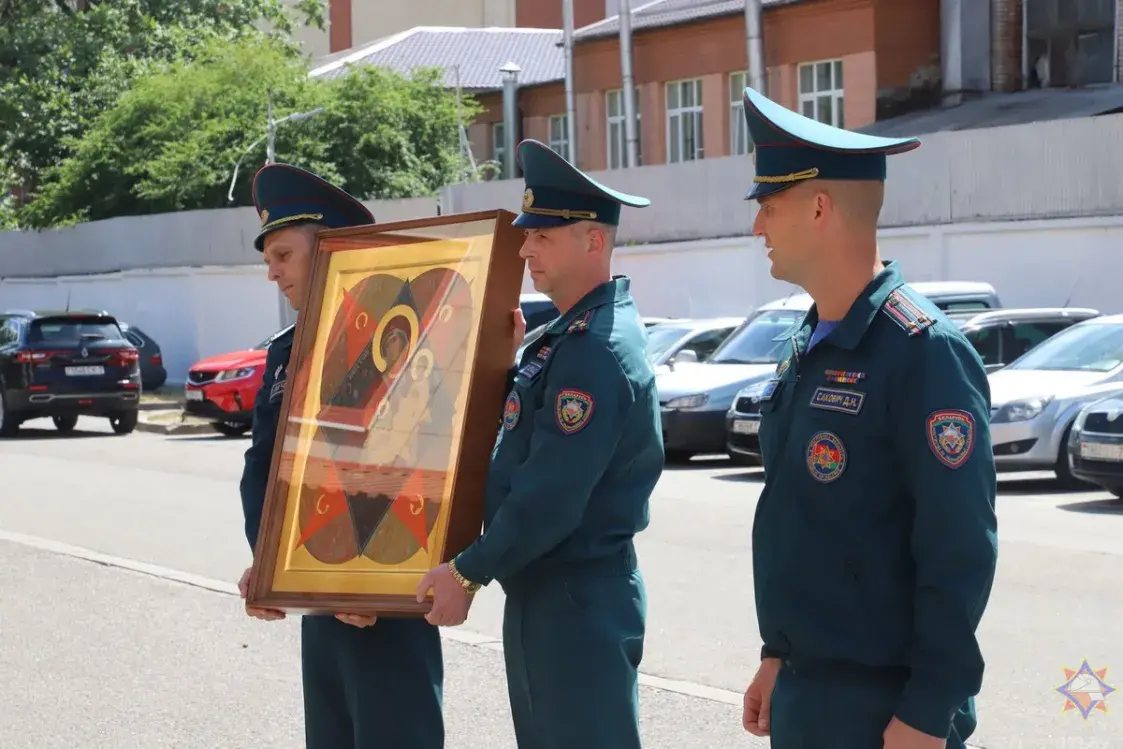 Ратавальнікі здзейснілі "паветраны хрэсны ход" над Беларуссю