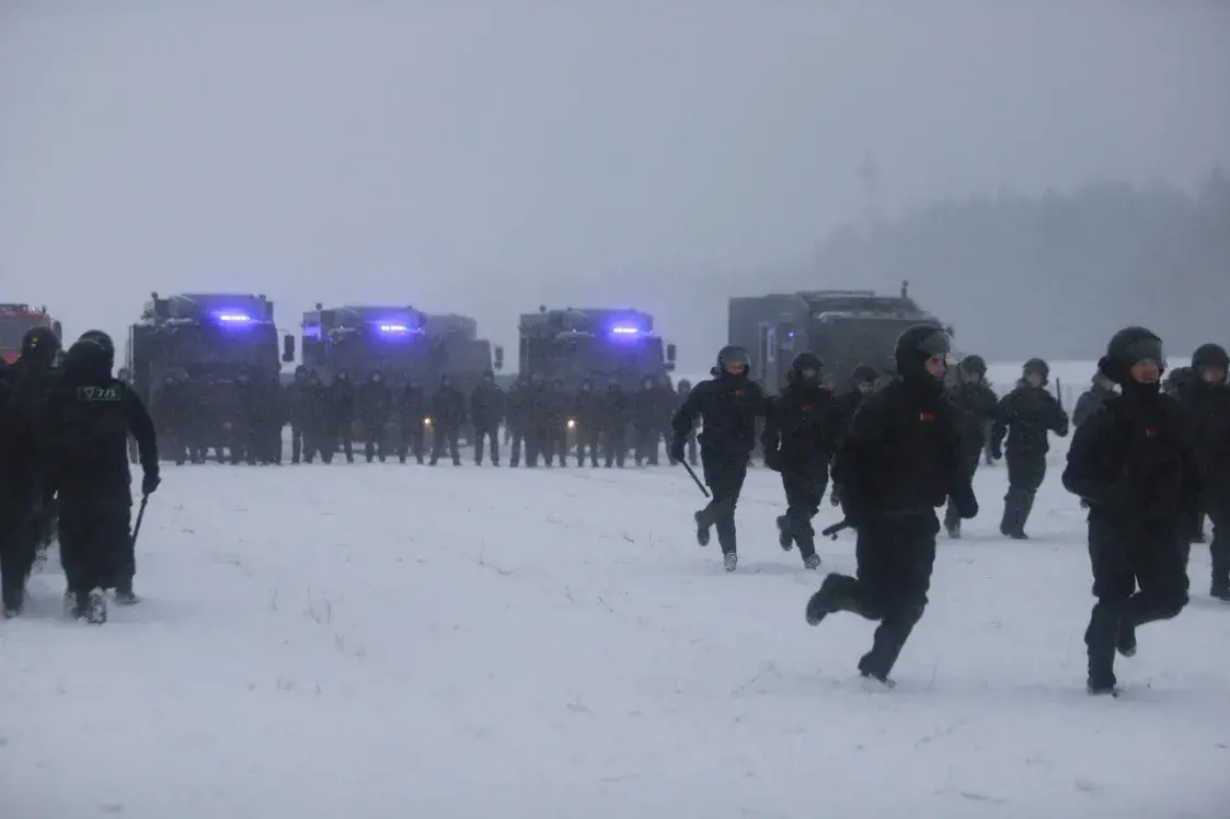 На аэрадроме на ўскраіне Мінска міліцыя адпрацоўвала разгон пратэстаў