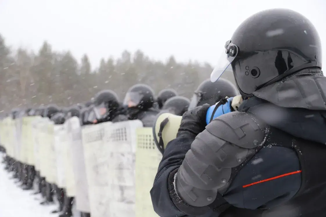 На аэрадроме на ўскраіне Мінска міліцыя адпрацоўвала разгон пратэстаў