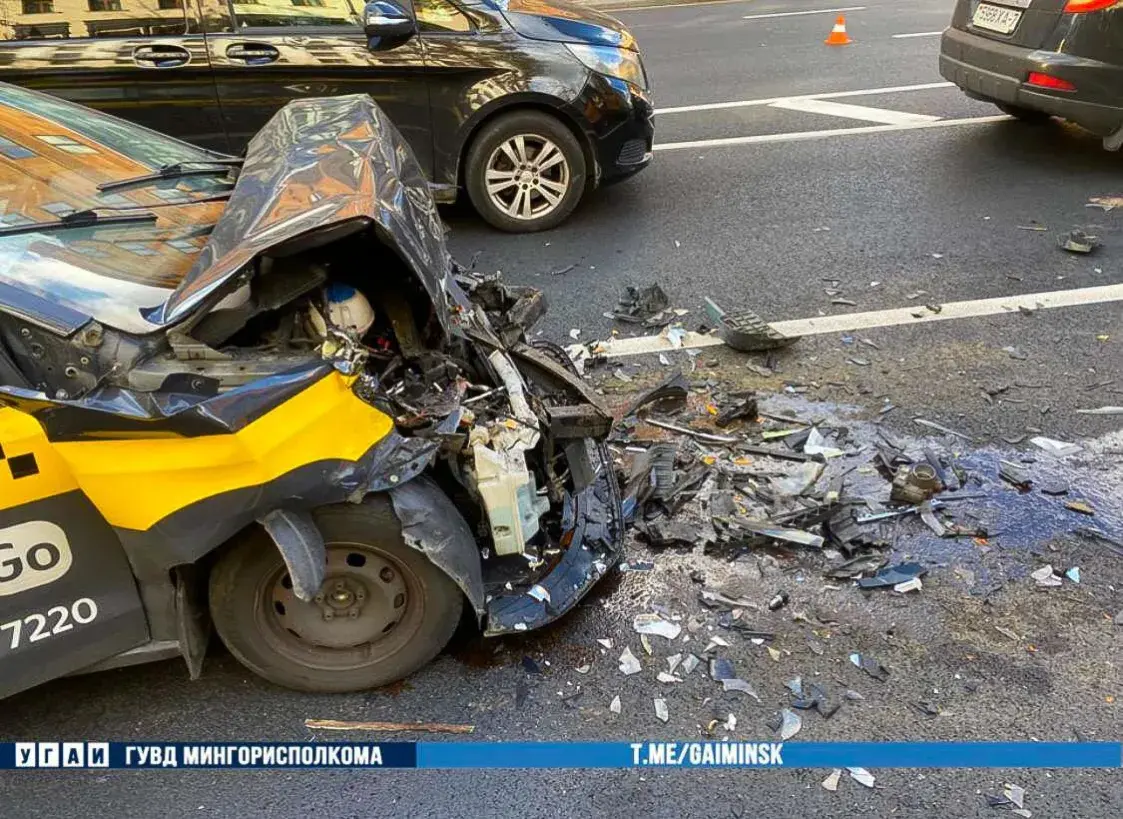 У цэнтры Мінска сутыкнуліся таксоўка і маршрутка, ёсць пацярпелыя