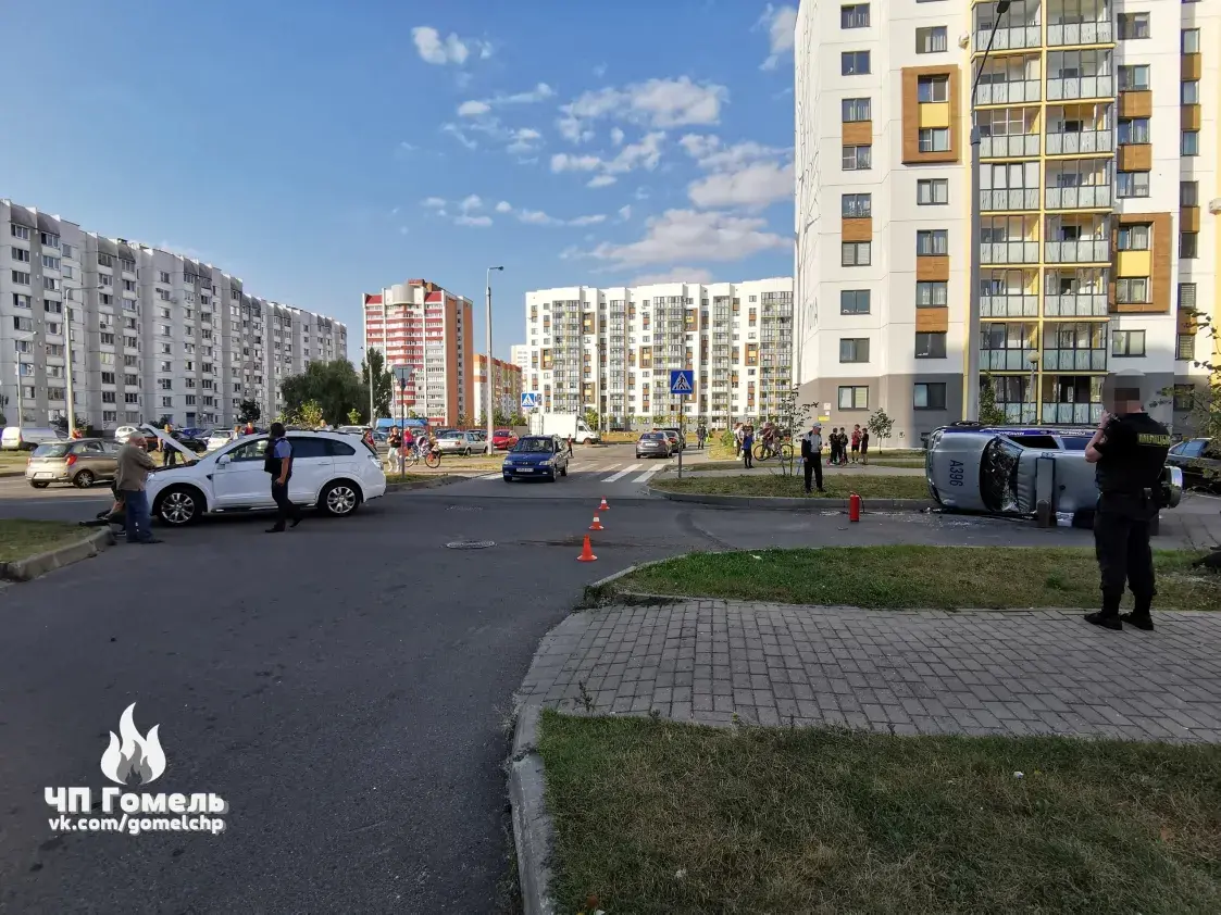 В Гомеле милицейский автомобиль попал в аварию и перевернулся