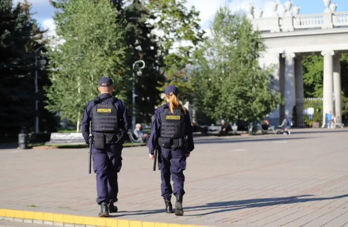 У мінскім парку Горкага міліцыя прасіла дзяцей не лазіць па дрэвах