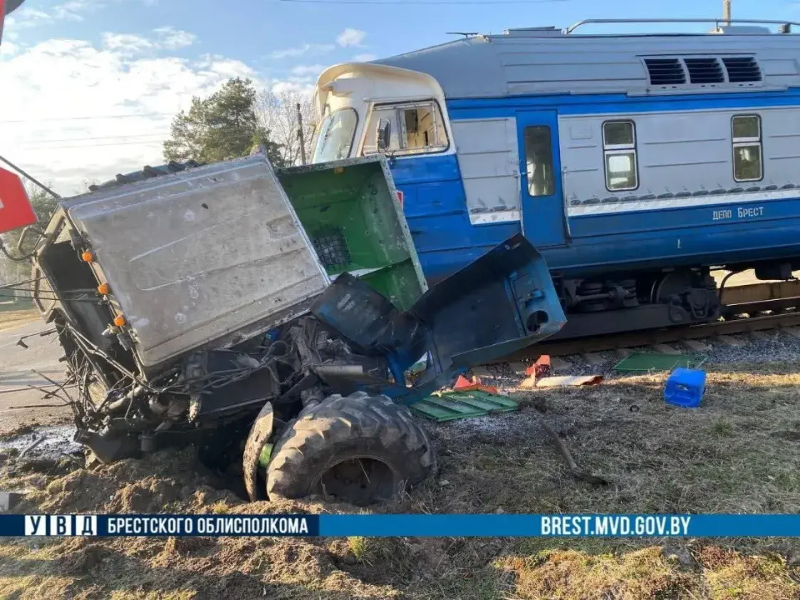 У Брэсцкім раёне пасажырскі цягнік сутыкнуўся з трактарам