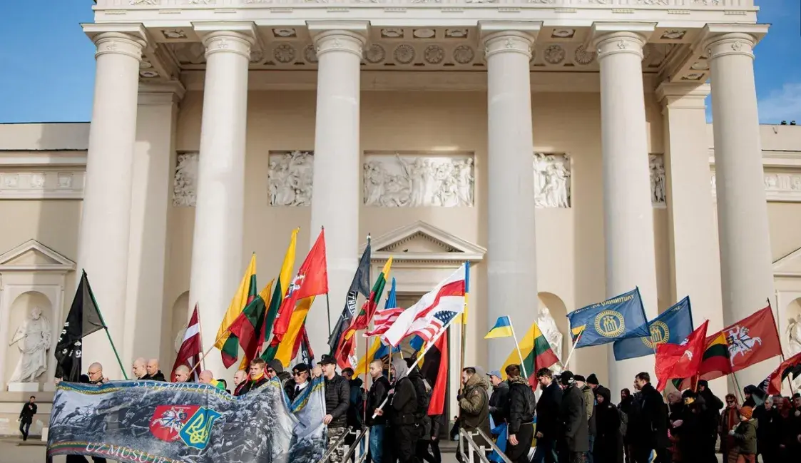 У Вільні на шэсці нацыяналістаў быў і беларускі сцяг