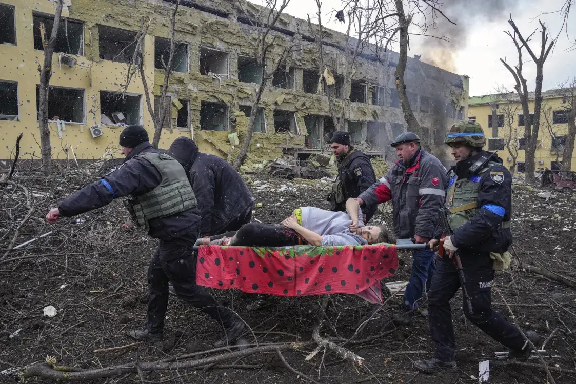 “Войну нужно документировать”. Беседа с фотографом, снимавшим Мариуполь в огне