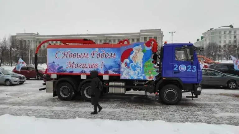 У аўтакалоне Дзядоў Марозаў у Магілёве заўважылі асенізатарскую машыну