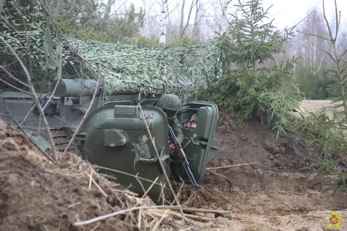 Каля мяжы з Літвой паставілі блокпост з танкам і БМП