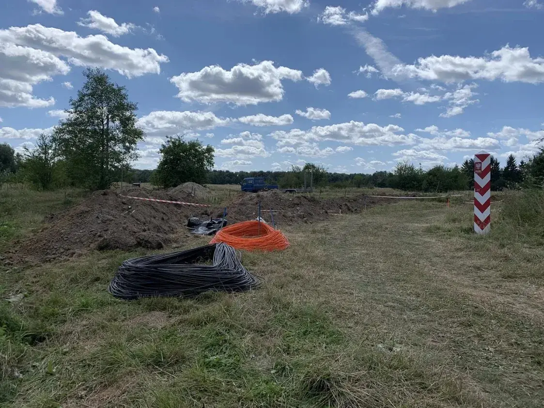 Польскія памежнікі паказалі, як ставяць электронны бар'ер над ракой Буг