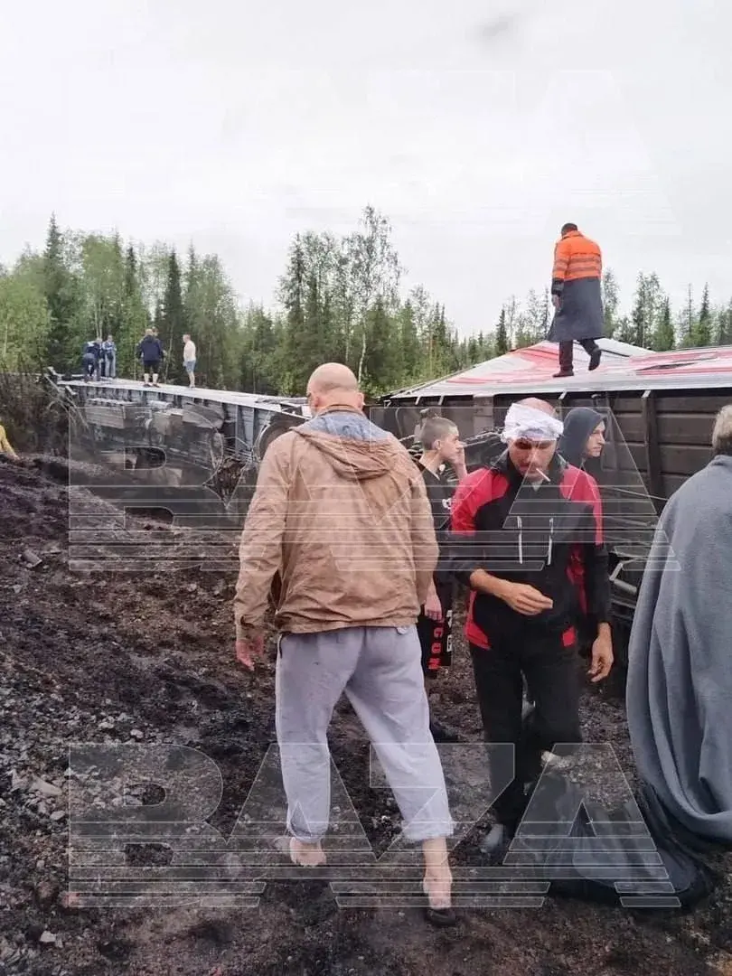 Дзевяць вагонаў пасажырскага цягніка сышлі з рэек у Расіі