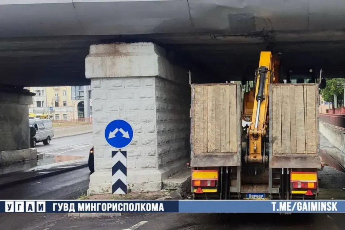 В Минске под путепроводом застрял грузовик