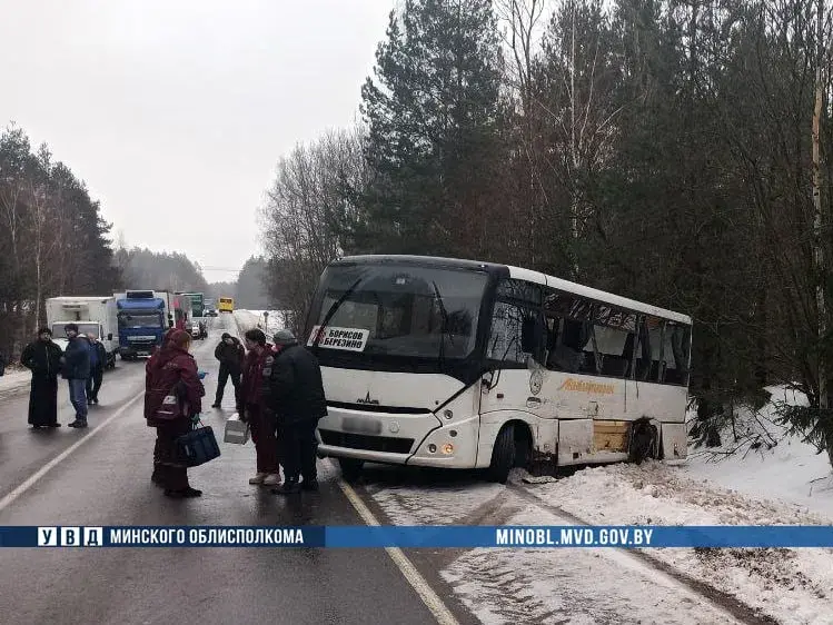 Два чалавекі пацярпелі ў аварыі з рэйсавым аўтобусам пад Барысавам