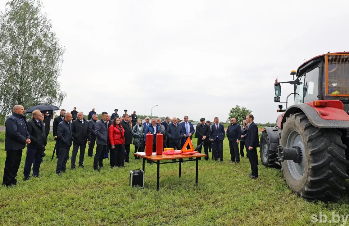 У Шчучынскім раёне міністру сельскай гаспадаркі паказалі "перадавыя тэхналогіі"