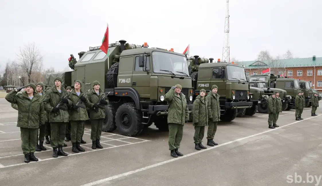 Віцебскія дэсантнікі атрымалі тэхніку для эвакуацыі пашкоджаных машын з поля бою