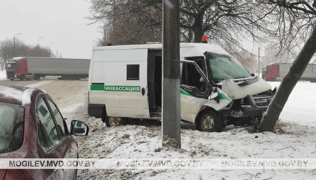 У Магілёве наехаў на дрэва інкасатарскі аўтамабіль, ёсць пацярпелы