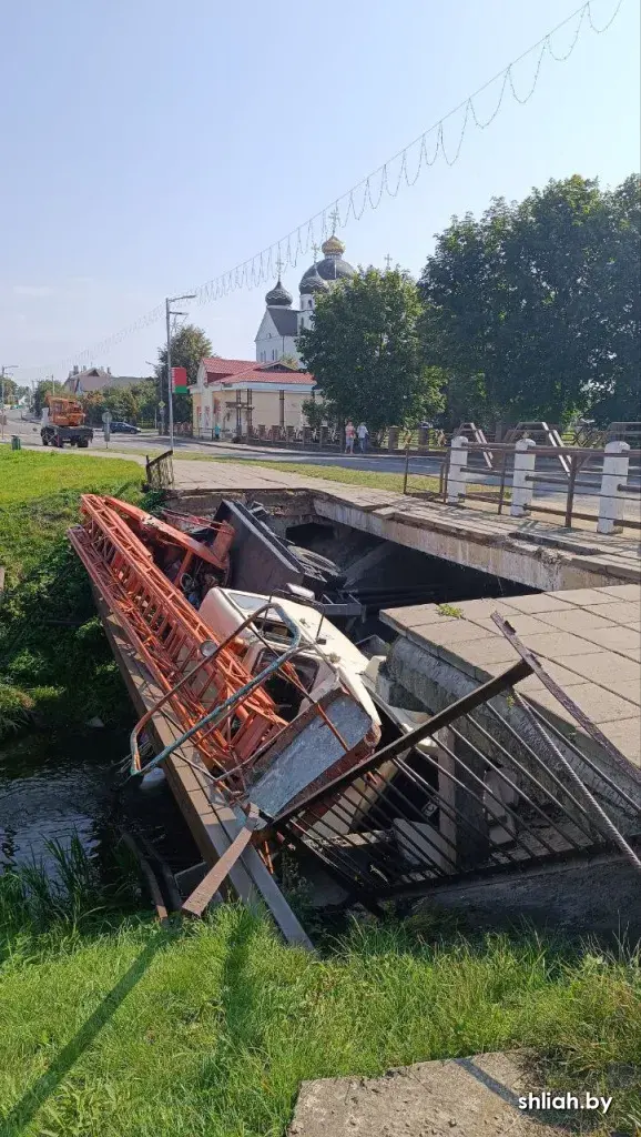 У Смаргоні з рэчкі выцягнулі аўтавышку ЖКГ, якая звалілася з моста