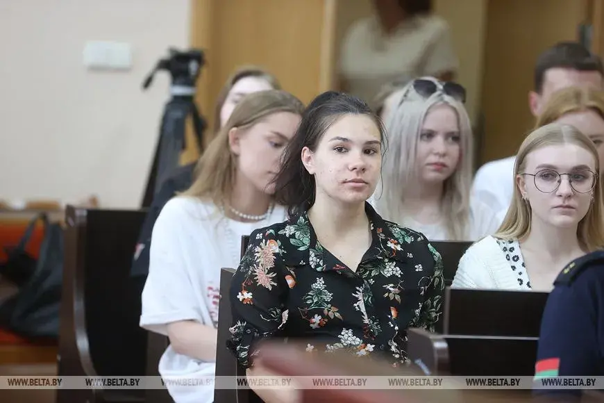 Девушек из Гродно, которые подожгли госфлаг, отправили в колонию 