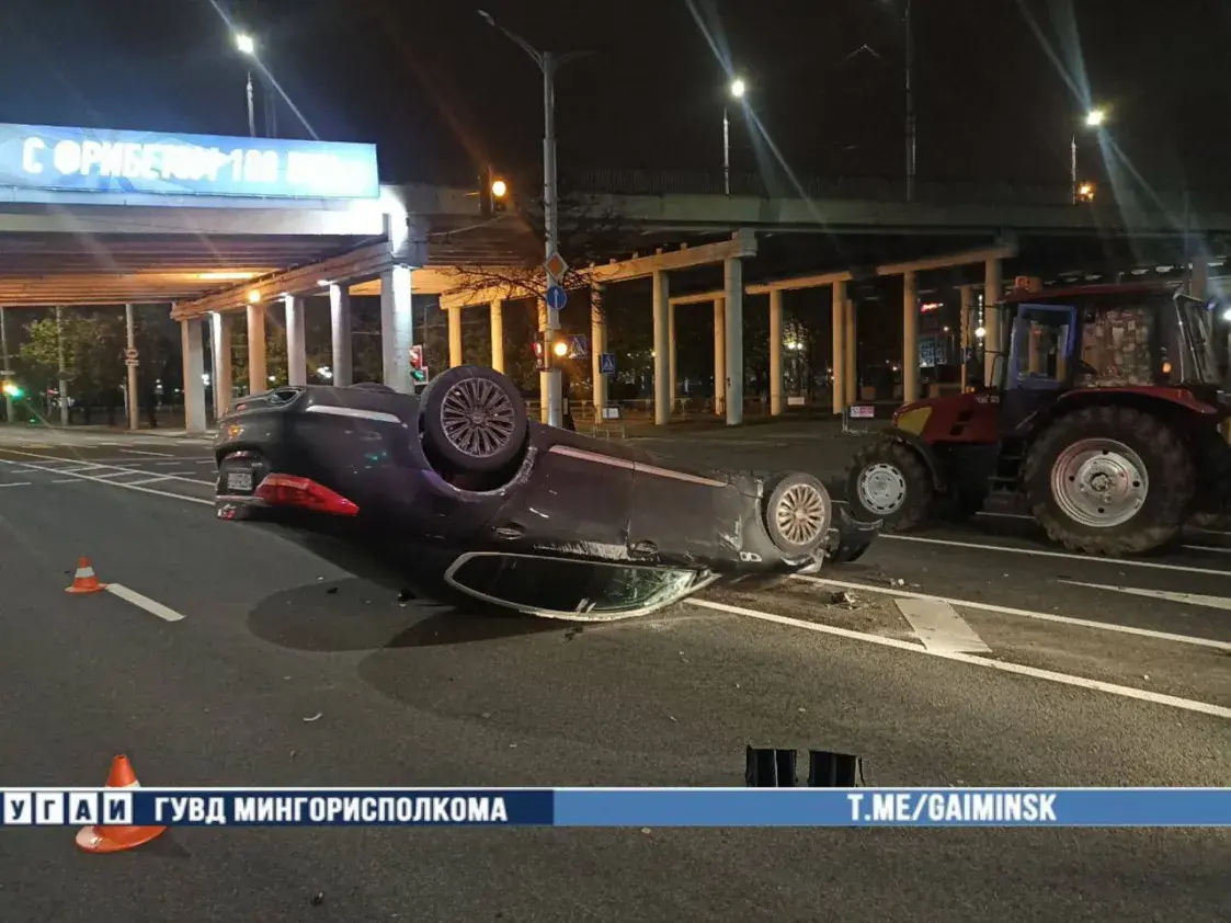 Водитель такси уснул за рулем, врезался в трактор и перевернулся