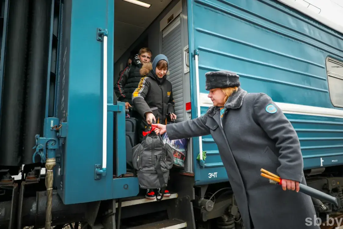 На чыгуначным вакзале ў Мінску разгарнулі сцяг так званай "ДНР"