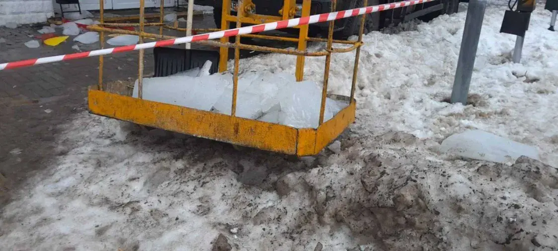 Магіляўчанку траўмавала ледзяшамі, якія зваліліся з даху