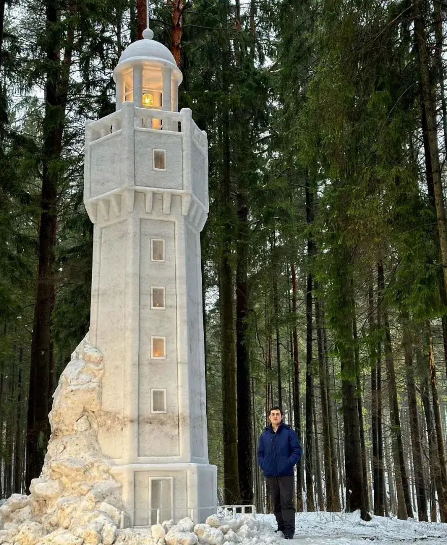 Маладзечанец вылепіў са снегу дзевяціметровы маяк